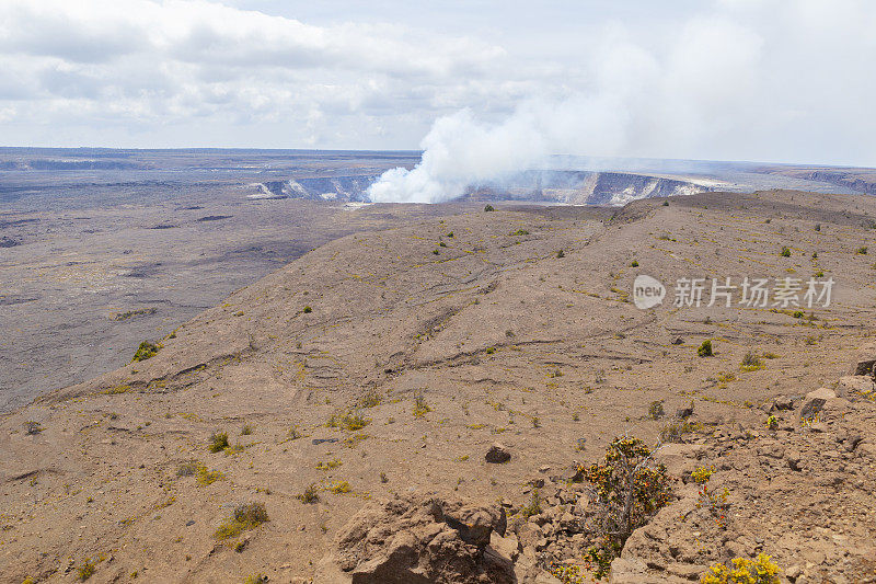 基拉韦厄火山口喷出烟雾。