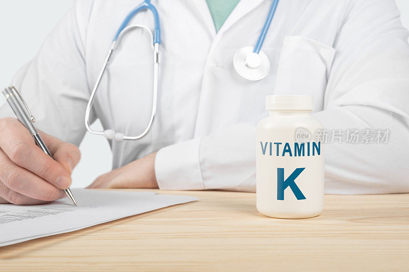 人体必需的维生素K和矿物质。医生建议服用维生素K医生谈论维生素K的好处维生素-健康概念