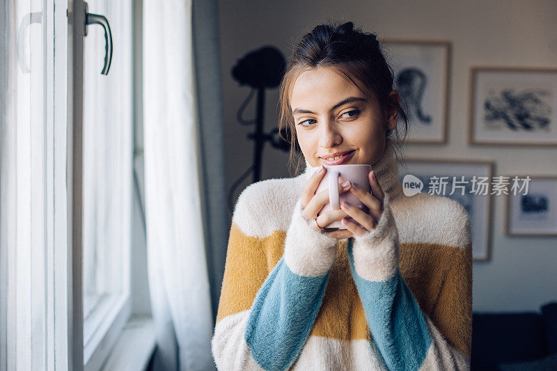 女孩在家里喝咖啡，享受她的悠闲早晨