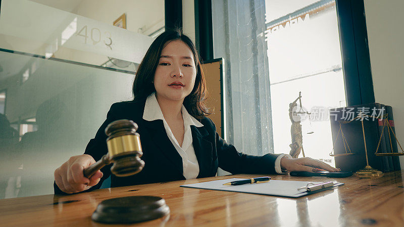 律师的办公室。她是正义女神，掌管天平，律师致力于法律、咨询和正义。女律师在锤子和femida的办公室工作