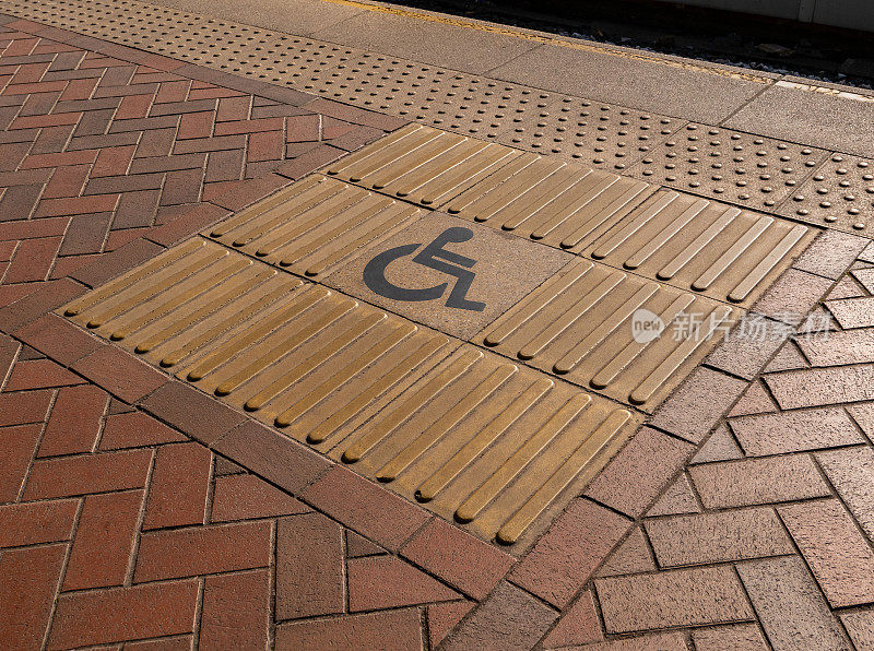 乘坐电车时使用的轮椅站台指示牌