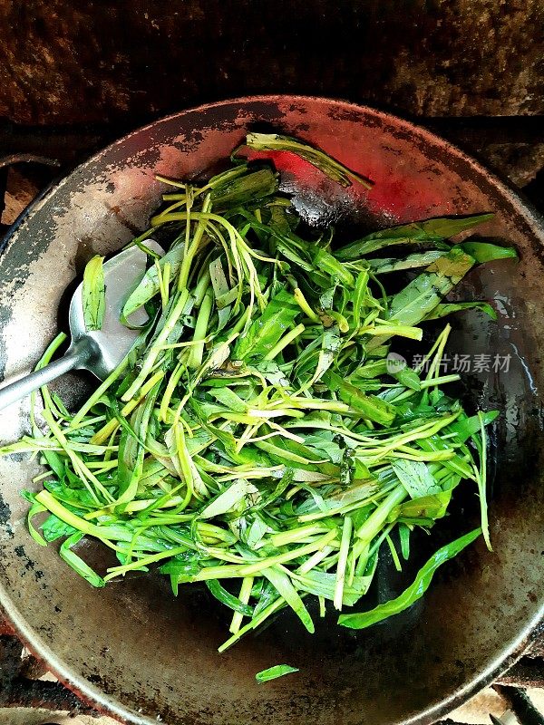 烹饪用旺火炒牵牛花，蔬菜-食物准备。