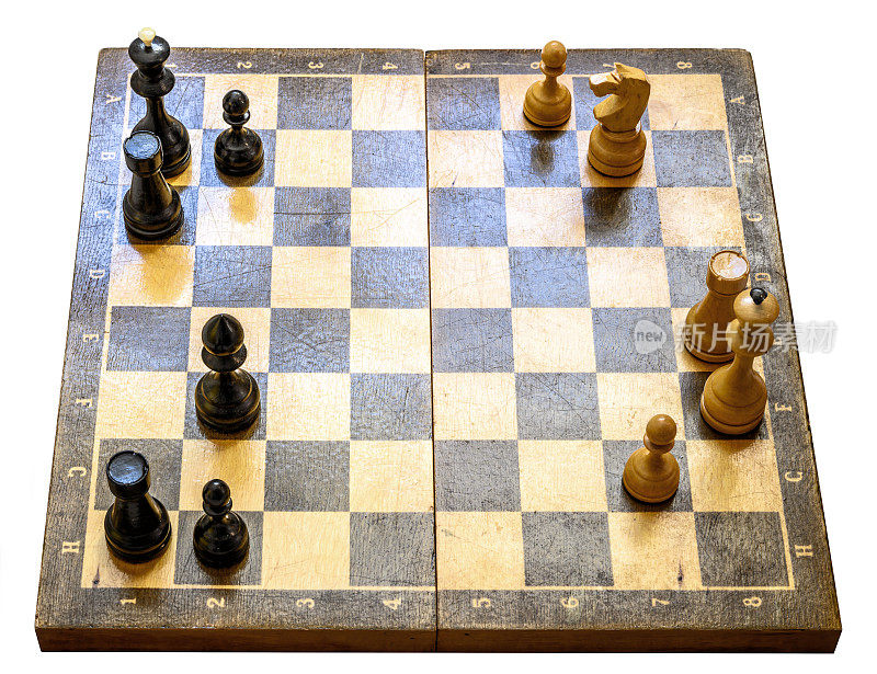 棋盘与国际象棋棋子和复制空间孤立在白色背景上