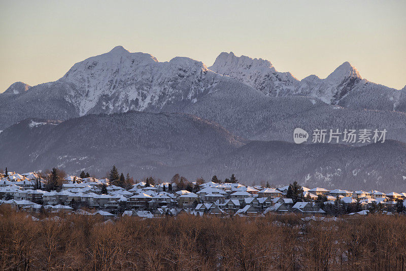 在弗雷泽河的日出在冬季2021年，BC，加拿大