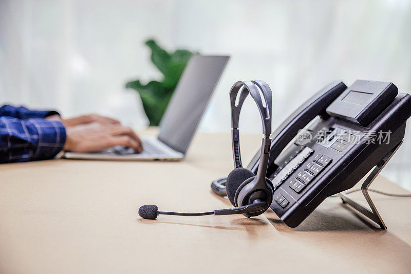 通信支持，呼叫中心和客户服务帮助台。办公室电话设备与VOIP耳机。客户服务支持(呼叫中心)概念。