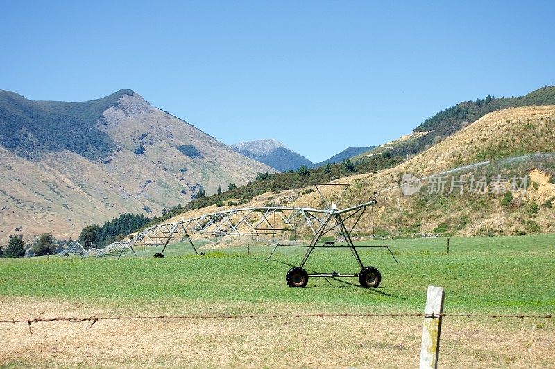 水灌溉在农村夏季农场场景，新西兰