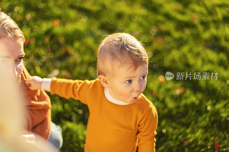 夏末初秋，母子和外婆一起在院子里玩耍