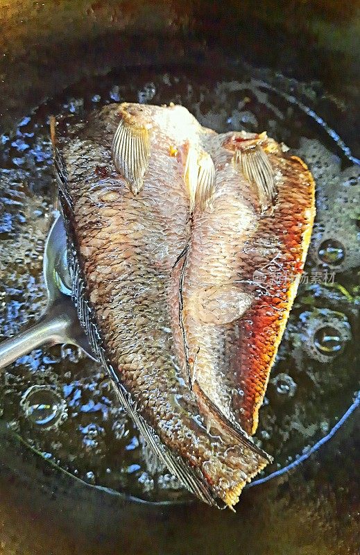 油炸黑鱼干勺食材。
