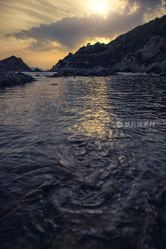 地中海上的日落:海岸景观