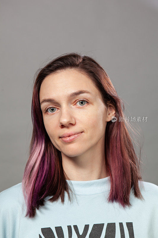 近距离拍摄的30岁紫色头发的女性肖像