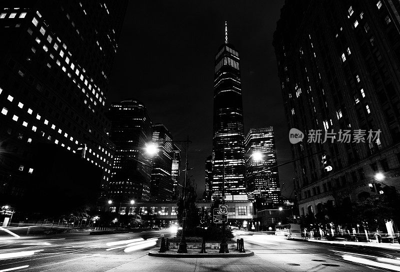 夜晚的纽约世贸中心一号大楼。