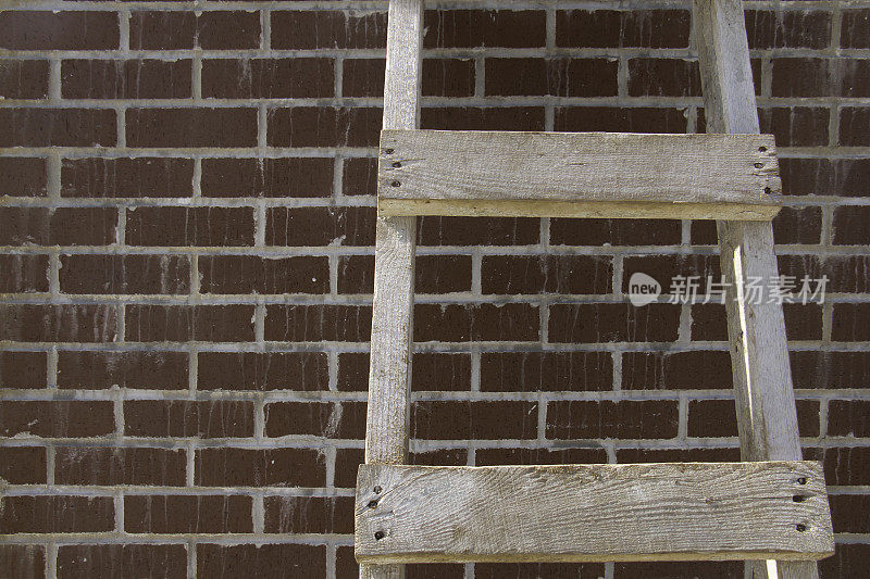 砖墙前的木制楼梯的细节