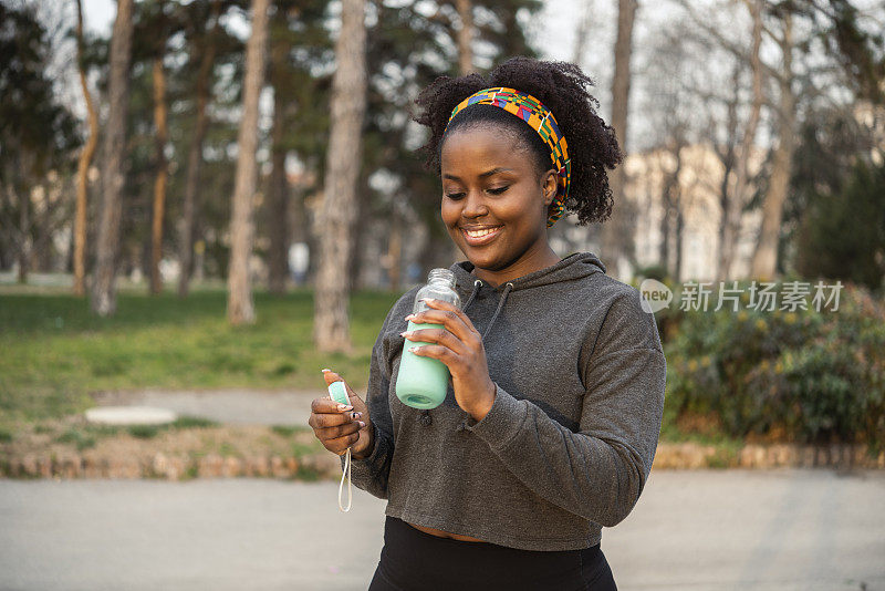 一个快乐的非洲裔女孩在跑步后休息的肖像