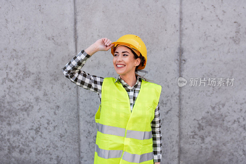一名女建筑工程师在建筑工地的肖像