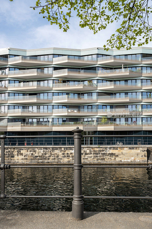 新现代住宅建筑在柏林河边