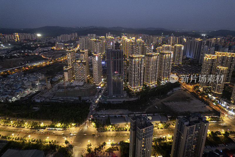 霓虹灯和车流在夕阳的照耀下穿过城市的街道