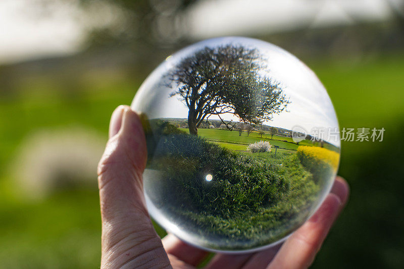 关注自然和气候，将自然包裹在人类手握的水晶球中