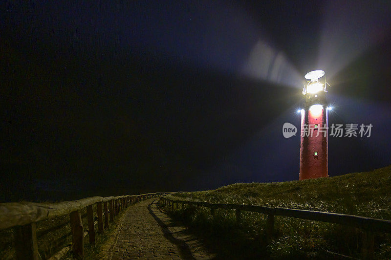 在一个暴风雨的秋夜沙丘上的特塞尔灯塔