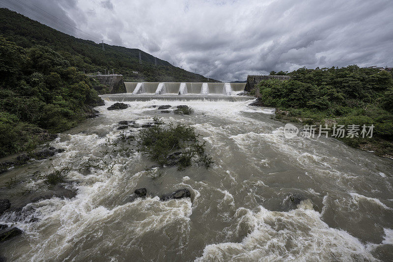 水电站大坝泄洪