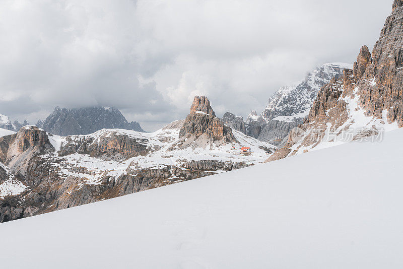 意大利阿尔卑斯山的多洛米茨特拉瓦雷多雪景