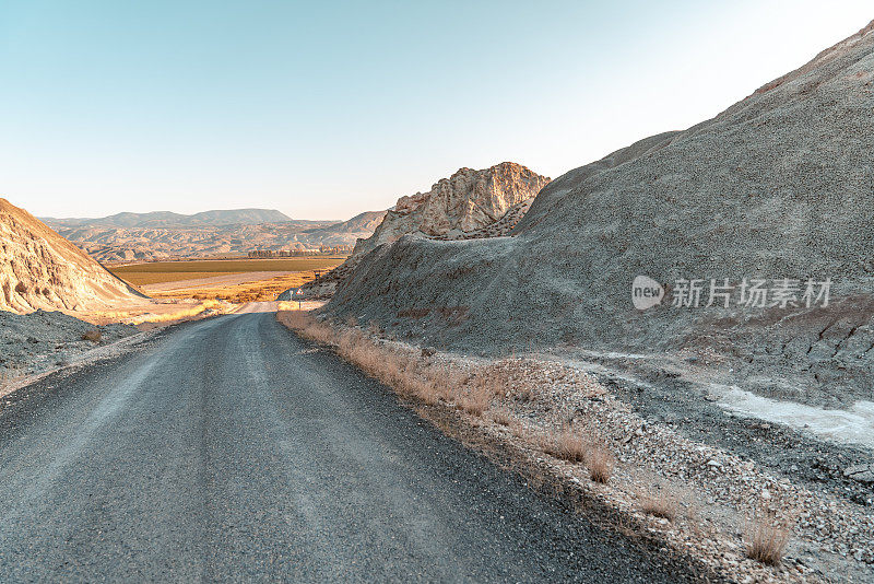 土耳其Nallihan地区，五彩缤纷的山脉和蓝天