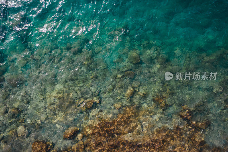 鸟瞰爱琴海的岩石海岸线