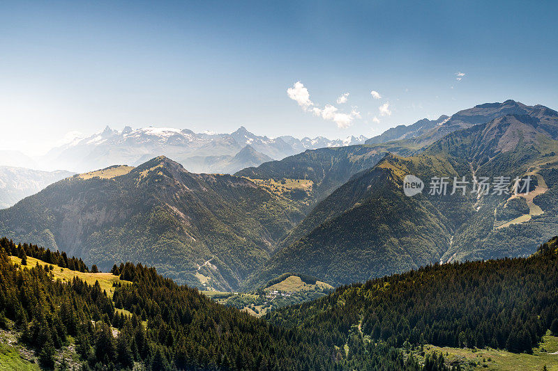 法国阿尔卑斯山脉奥桑山脉山谷的全景