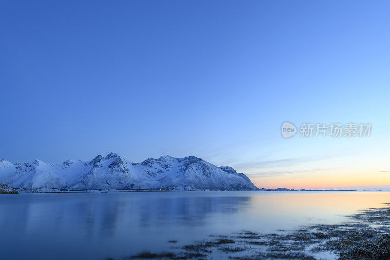 挪威罗浮敦雪景的冬季日落