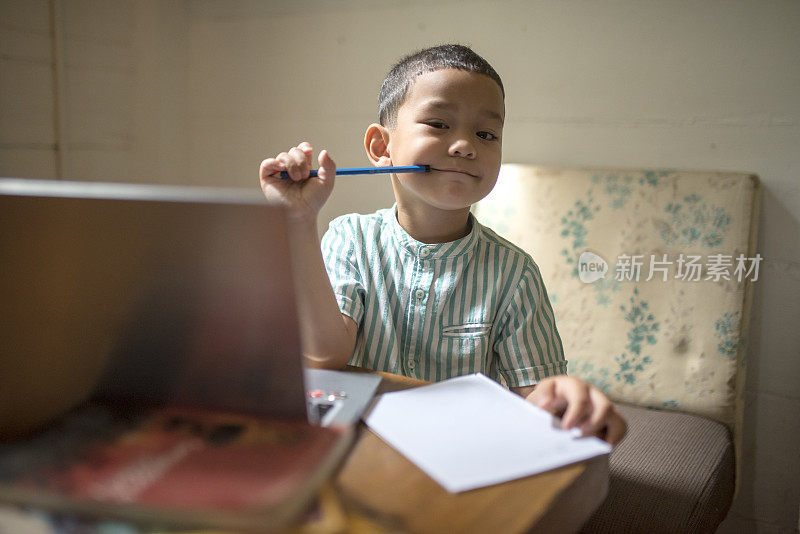 孩子们在室内研究