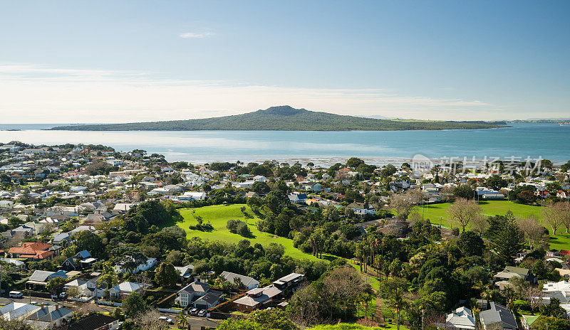 房屋的俯视图，背景是Rangitoto岛。