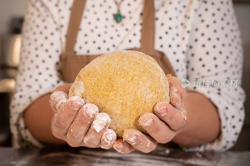 一名女子正在准备用藜麦制成的素食汉堡