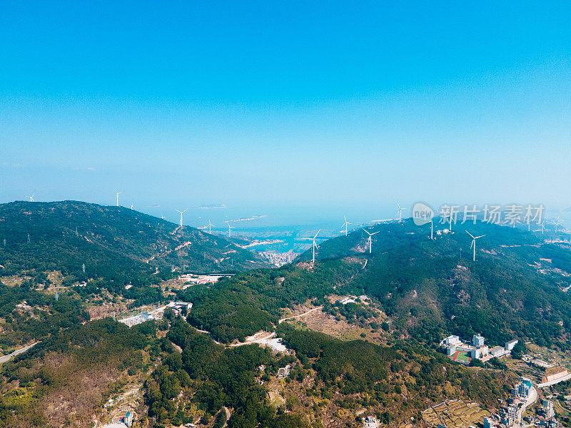 风力发电厂建在海边的岛屿上