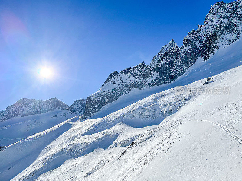 瑞士壮观的雪山