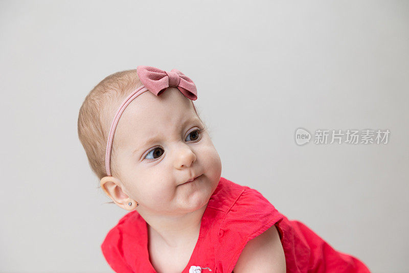 一个11个月大的小女孩的肖像。
