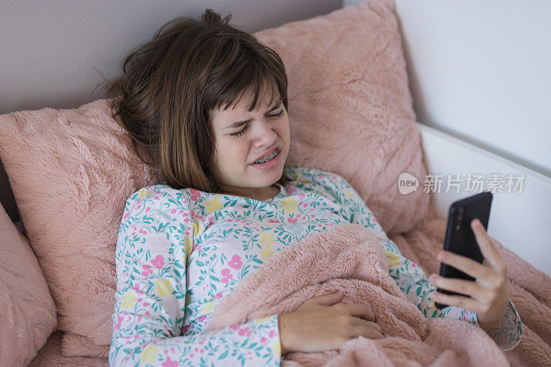 生病的小女孩通过视频打电话给父母，痛苦地哭泣