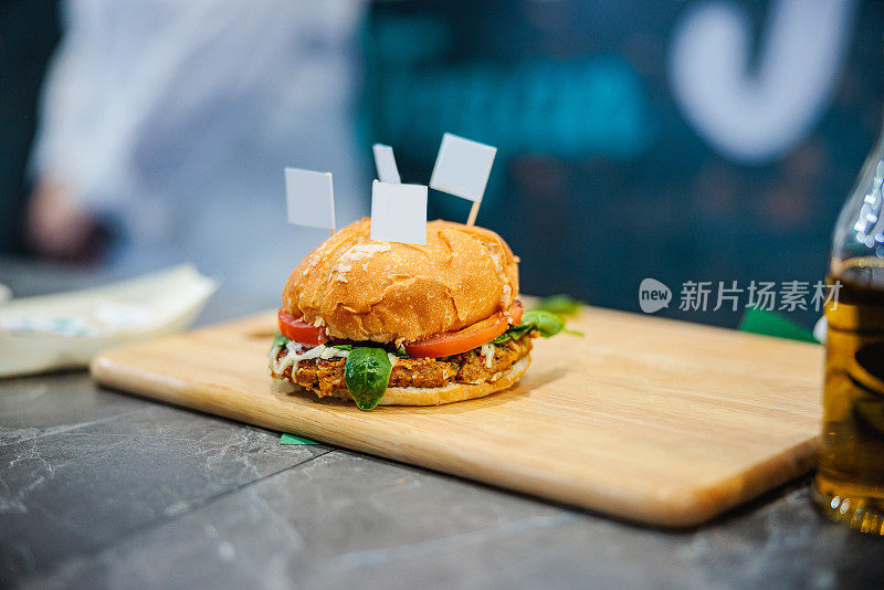 新鲜制作和标签的素食汉堡在木板上