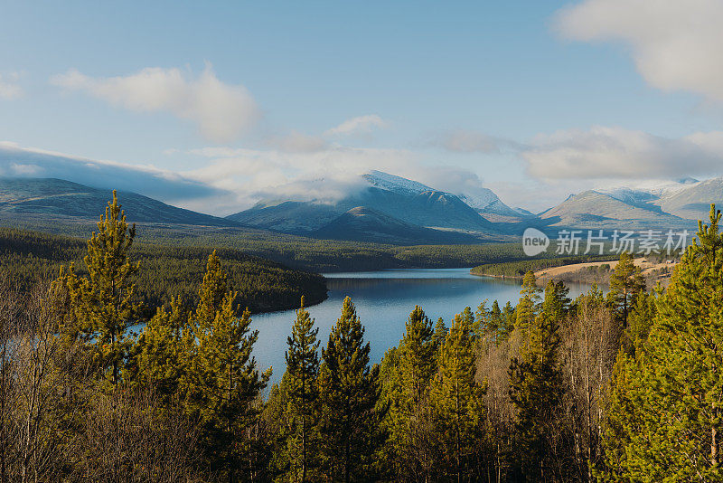 风景优美的阳光明媚的一天，俯瞰挪威隆丹国家公园的山景