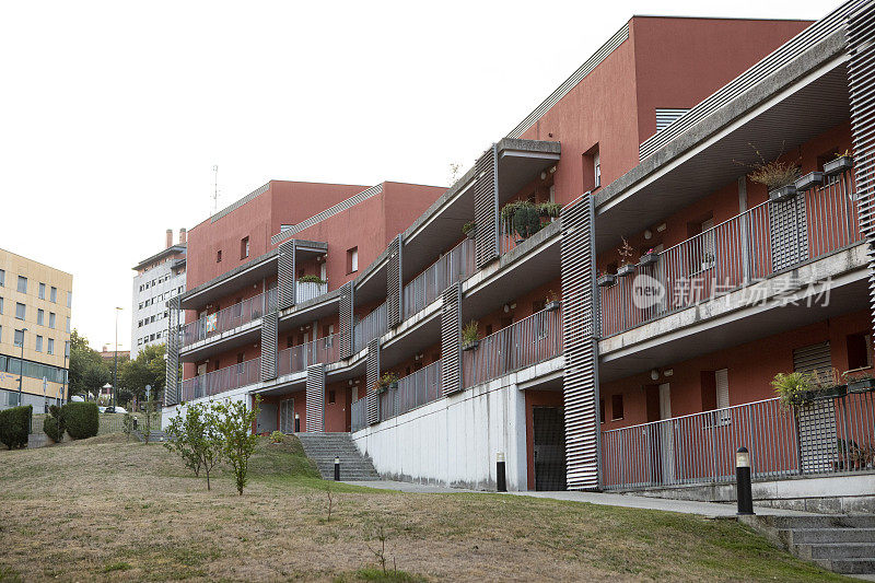 西班牙城市郊区的现代公寓楼