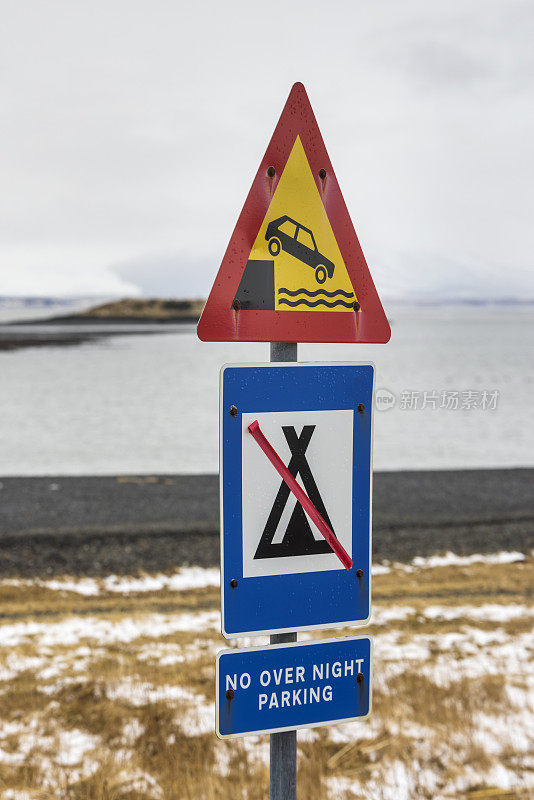 码头或河岸的警告标志和禁止在冰岛过夜的标志