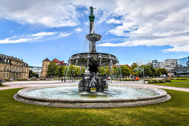 德国斯图加特Schlossplatz喷泉的壮丽景色