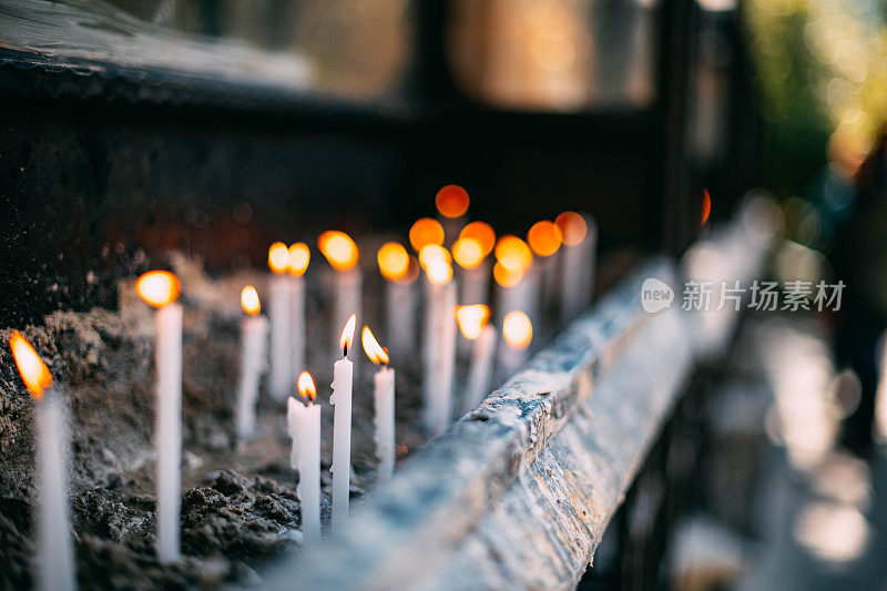教堂里的祈祷蜡烛