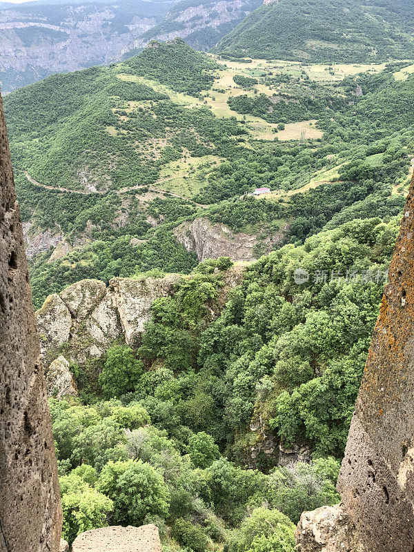 亚美尼亚塔捷夫修道院的岩石山上的绿色森林，令人屏息