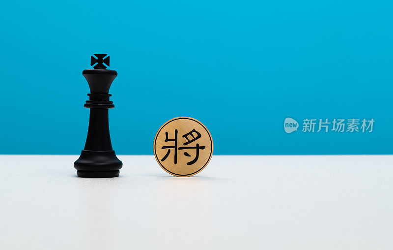 桌上摆放着中国的棋手和棋王