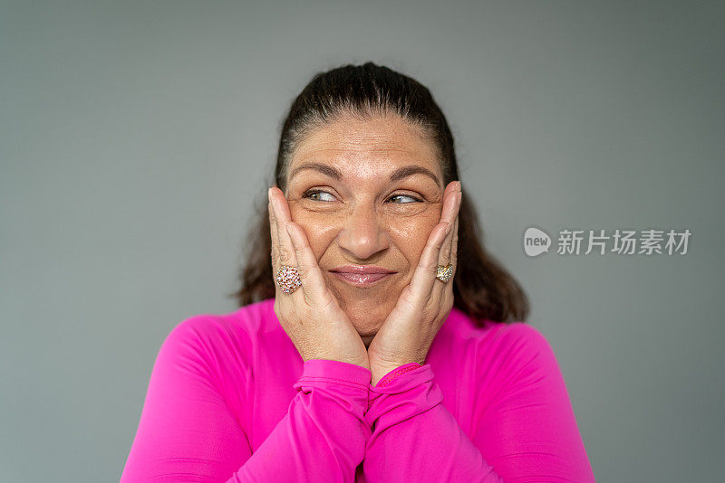 一个担心的成熟女人摸着脸看向别处