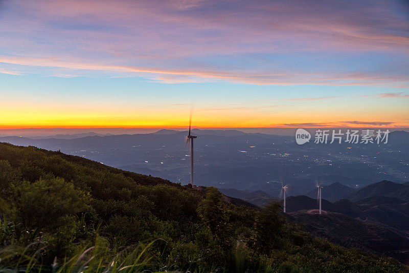 高山、云海和风力涡轮机