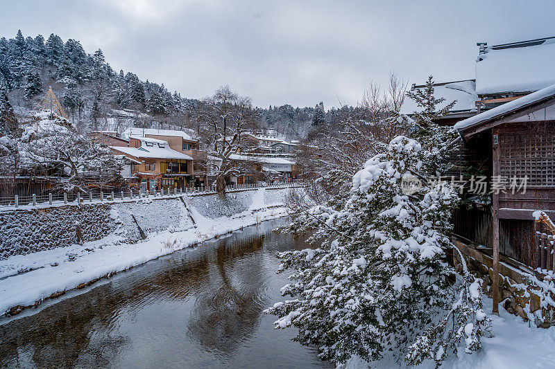 日本高山市村雪与溪水