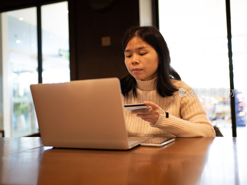 一名女子在网上用信用卡支付