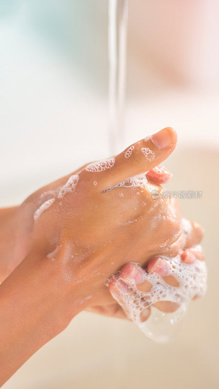 洗手，用肥皂和水清洗皮肤卫生，在家里去除细菌或细菌。特写手洗清洁，肥皂消毒或抗菌清洁，健康的健康