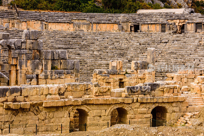 Demre镇的古罗马或希腊剧院遗址。古老的迈拉城。土耳其安塔利亚省