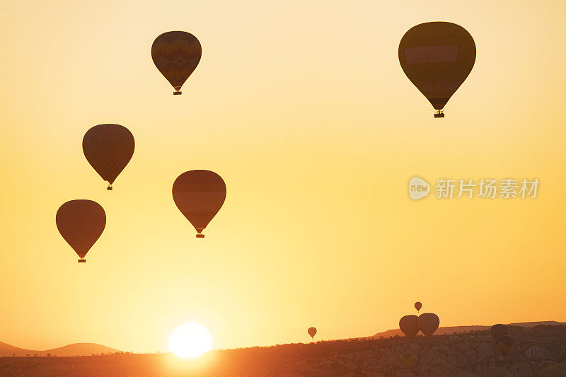 日出时在卡帕多西亚放飞的热气球